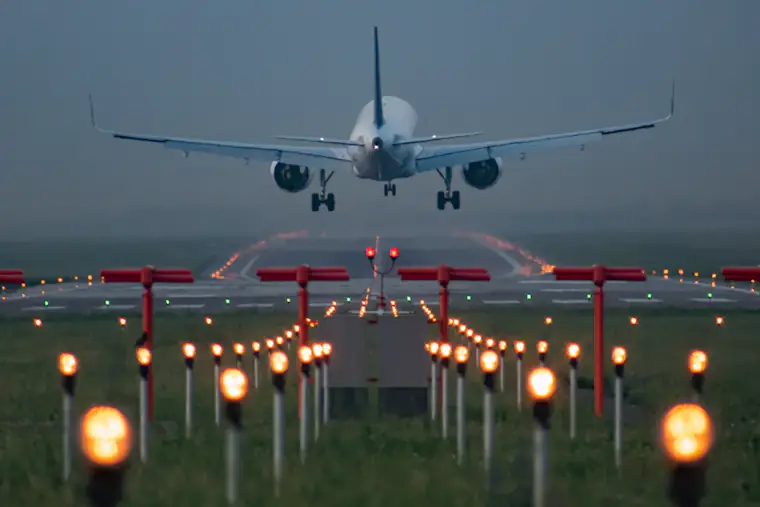 Beispielbild: Flugzeug im Landeanflug in der Dämmerung