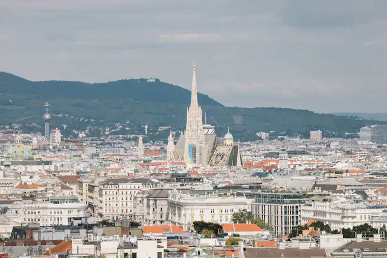 Beispielbild: Wien-Panorama mit Stephansdom, im Hintergrund der Kahlenberg