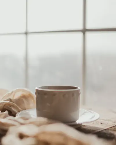 Beispielbild: Tasse vor dem Fenster im Morgenlicht