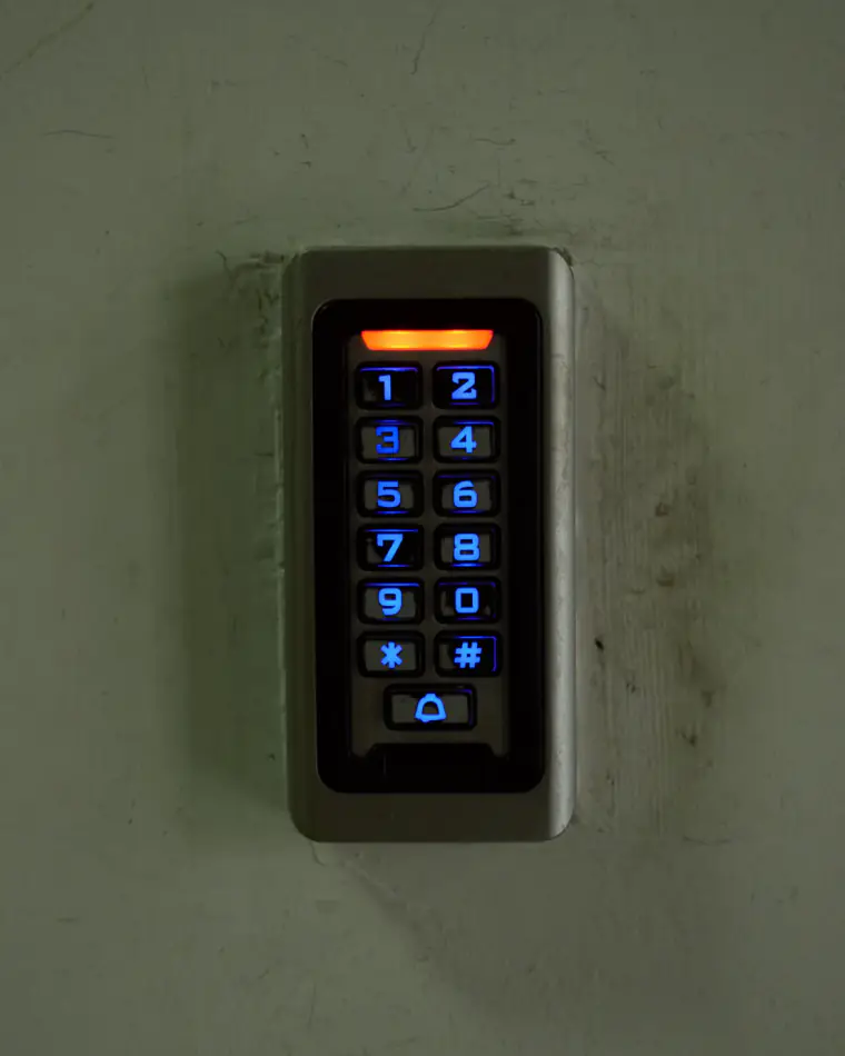Beispielbild: beleuchtetes Code-Tastenfeld an der Wand